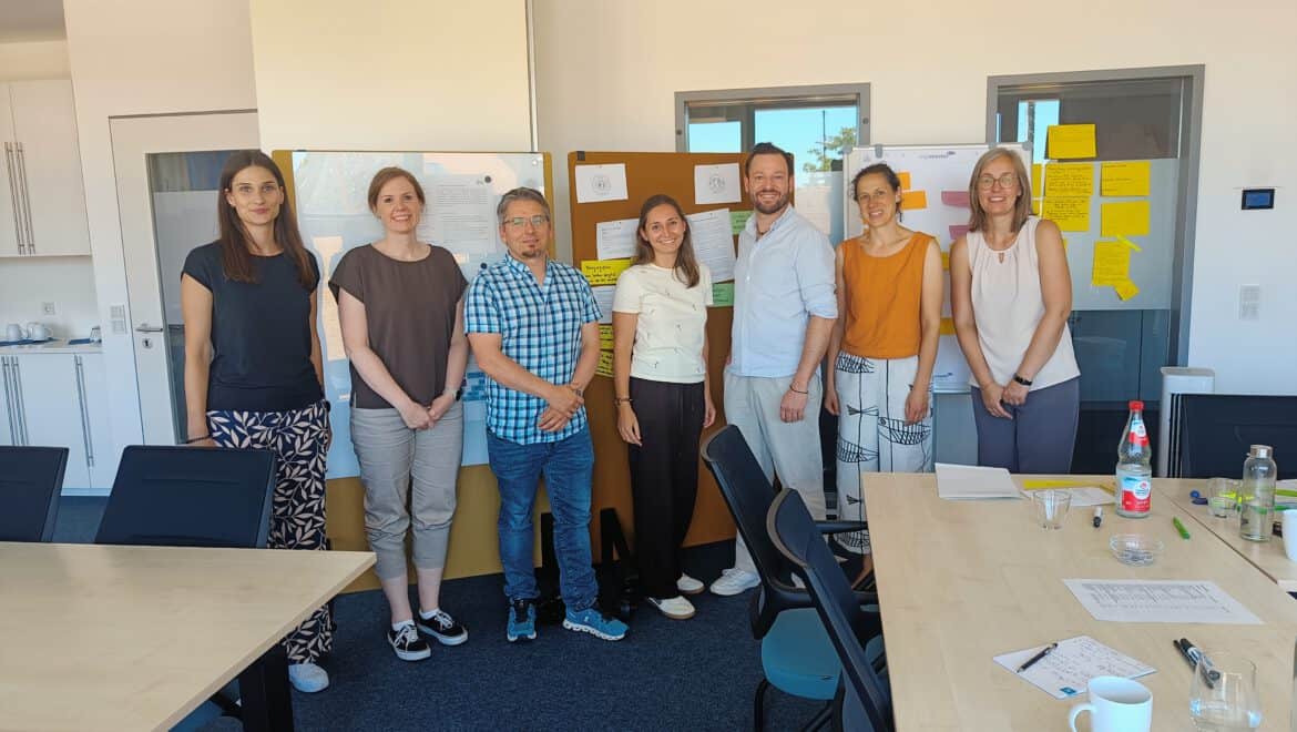 Gruppengespräch bei ITB Karlsruhe im Bildungsbereich.
