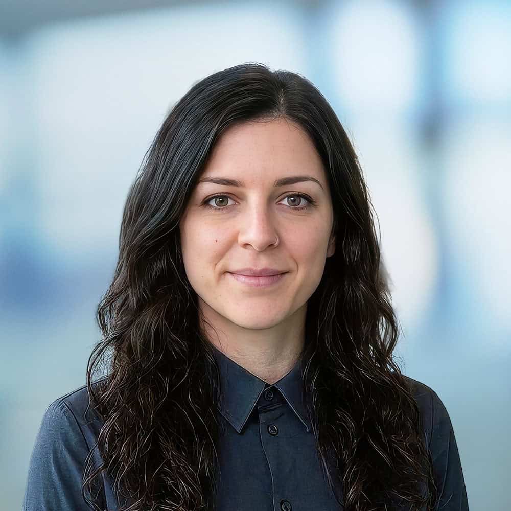 Frau bei der ITB Karlsruhe Messe 2023, Networking und Branchenkontakte.